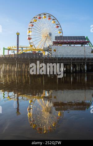 Santa Monica Kalifornien - 17. Dezember 2024: Santa Monica Pier mit einer Reflexion des Riesenrads bei Niedrigwasser in Kalifornien Stockfoto