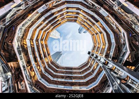 Hudson Yards und das Schiff, das aus dem Inneren des Schiffes Midtown, Manhattan, New York City, New York, USA aufblickt Stockfoto