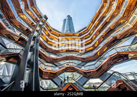 Hudson Yards und das Schiff, das aus dem Inneren des Schiffes Midtown, Manhattan, New York City, New York, USA aufblickt Stockfoto