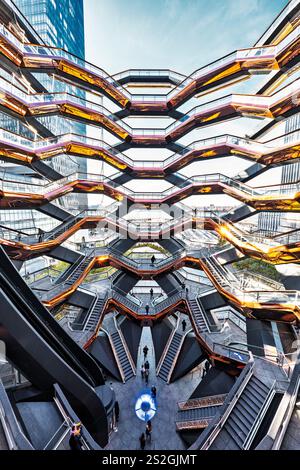 Hudson Yards und das Schiff, das aus dem Inneren des Schiffes Midtown, Manhattan, New York City, New York, USA aufblickt Stockfoto
