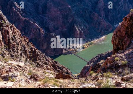 Blick auf die Brücke auf dem South Kaibab Trail über den Colorado River im Grand Canyon Stockfoto