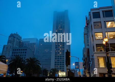 San Francisco Kalifornien - 21. Dezember 2024: Gebäude in der Innenstadt von San Francisco in der Nähe des Union Square in der Abenddämmerung mit Nebel bedeckt einige der Türme Stockfoto