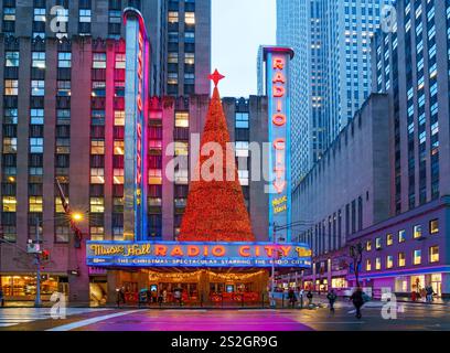 Radio City mit weihnachtsdekoration Manhattan, New York City New York, USA Stockfoto