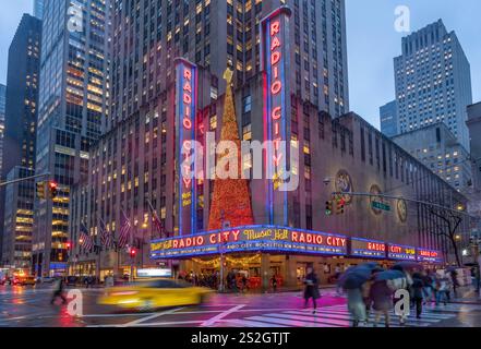 Radio City mit weihnachtsdekoration Manhattan, New York City New York, USA Stockfoto
