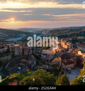 Sunrise alte mittelalterliche Stilo famos und Blick auf das Dorf in Kalabrien, Süditalien. Stockfoto