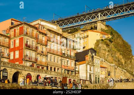Porto, Portugal, 25. Dezember 2024: Bunte Fassaden und Eiserne Giants: Die einzigartige Skyline von Porto Stockfoto