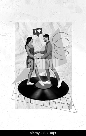 Vertikales Collagenbild von zwei Mini-People-Liebhabern Schwarzweiß-Effekt Hold Arms tanzen große Vinyl-Schallplatten-ähnliche Benachrichtigung Stockfoto