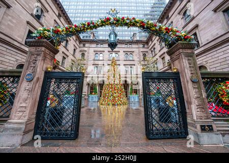 Lotte New York Palace Hotel, mit Weihnachtsdekoration und Weihnachtsbaum Manhattan, New York City New York, USA Stockfoto