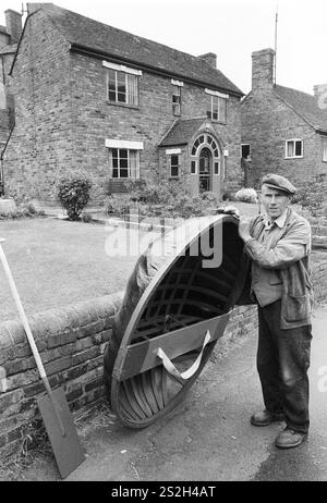 Ironbridge Coracle Maker Eustace Rogers außerhalb seiner Hütte am Fluss Severn Shropshire Stockfoto