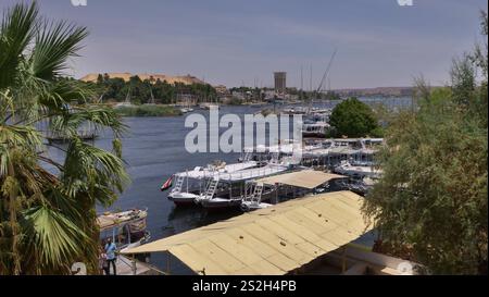 Felucca und Flussboote auf dem Nil, Assuan, Ägypten Stockfoto