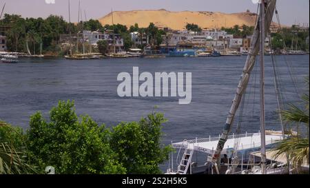 Felucca und Flussboote auf dem Nil, Assuan, Ägypten Stockfoto