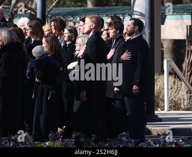 Jason Carter (ganz rechts), Enkel des ehemaligen Präsidenten Jimmy Carter, hält mit anderen Familienmitgliedern eine Schweigepause ein, während der Sarg des ehemaligen Präsidenten Jimmy Carter am Dienstag, den 7. Januar 2025, von der Jimmy Carter Presidential Library and Museum in Atlanta, GA in den Leichenwagen geladen wird. Jimmy Carter, 39. Präsident der Vereinigten Staaten und Friedensnobelpreisträger 2002, starb friedlich in seinem Haus in Plains, Georgia. Mit 100 Jahren war er der am längsten gelebte Präsident in der Geschichte der USA. Foto: Mike Zarrilli/UPI Stockfoto