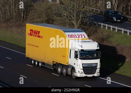 DHL LKW auf der Autobahn M40, Warwick, Großbritannien Stockfoto