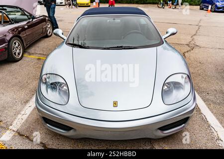 Chicago, Illinois – 29. September 2024: Ferrari 360 Spider modena. Ferrari 360 Spider modena parkte auf der Straße grau Stockfoto