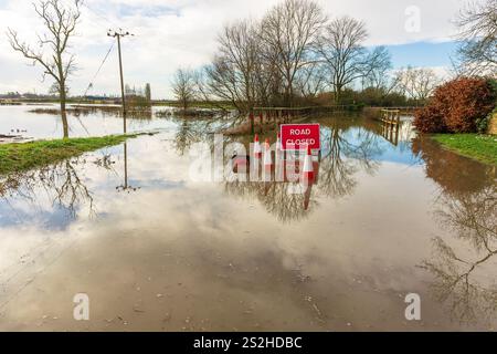 Schwere Überschwemmungen auf der Straße B1223 zwischen den ländlichen Dörfern Ryther und Cawood in der Nähe von Selby in North Yorkshire mit Straßensperre und Wasser von t Stockfoto