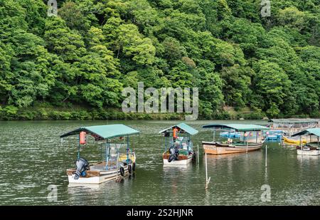 Malerische Landschaft von Arashiyama mit japanischen Booten am Dock am Fluss Katsura in Kyoto. Stockfoto