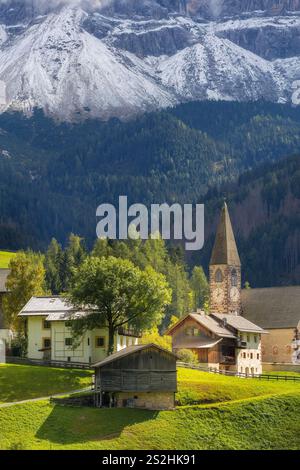 Dolomiten, Italien. Panoramablick auf St. Magdalena oder Santa Maddalena Kirche, Geisler Geisler Geisler Berge und grüne Almwiesen Stockfoto