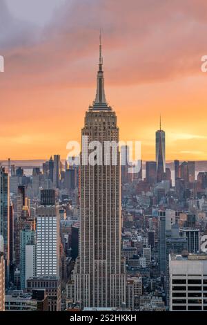 Blick auf die Skyline von Manhattan mit Blick auf das Empire State Building bei Sonnenuntergang Manhattan, New York City New York, USA Stockfoto