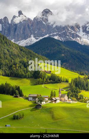 Dolomiten, Italien. Panoramablick auf St. Magdalena oder Santa Maddalena Kirche, Geisler Geisler Geisler Berge und grüne Almwiesen Stockfoto