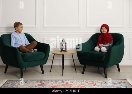 Muslimische Schwester und Bruder verbrachten Zeit zu Hause Stockfoto