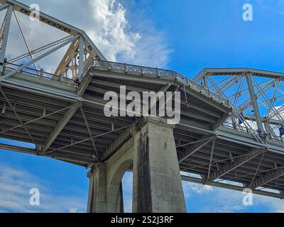 Die John Seigenthaler Fußgängerbrücke ist eine Fachwerkbrücke, die den Cumberland River überspannt. Im Zentrum von Nashville. Stockfoto