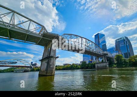 Die John Seigenthaler Fußgängerbrücke ist eine Fachwerkbrücke, die den Cumberland River überspannt. Im Zentrum von Nashville. Stockfoto