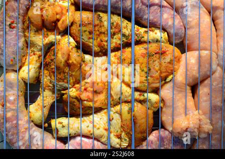 Leckere Hähnchenschenkel auf Garten Grill. Marinierte Hähnchenschenkel auf dem heißen Grill Holzkohlegrill. Gute Jause für Outdoor Wochenende Partei oder Picknick Stockfoto