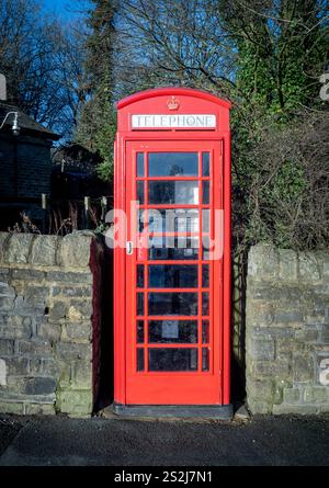 Red K6 Telefonkiosk vor dem Haworth Heritage Railway Station. West Yorkshire, Großbritannien Stockfoto