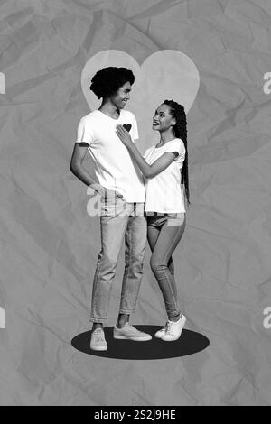 Vertikales Collagenbild von zwei positiven schwarzen weißen Gamma-Menschen kuscheln sich aneinander und zeichnen ein Herz isoliert auf lila Hintergrund Stockfoto