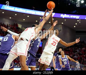 Houston, Texas, USA. Januar 2025. Houston Stürmer J’WAN ROBERTS (13) und Guard TERRANCE ARCENEAUX (23) greifen auf einen Rückstoß gegen TCU Guard VASEAN ALLETTE (3) während eines College-Basketballspiels zwischen den Houston Cougars und den TCU Horned Frogs am 6. Januar 2025 in Houston, Texas. (Kreditbild: © Scott Coleman/ZUMA Press Wire) NUR REDAKTIONELLE VERWENDUNG! Nicht für kommerzielle ZWECKE! Stockfoto