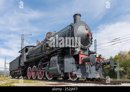 Alte Dampflokomotive FS 740,121 am Bahnhof in Postojna, Slowenien Stockfoto