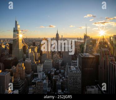 Bunte Skyline von Manhattan, beleuchtet bei Sonnenuntergang Manhattan, New York City New York, USA Stockfoto