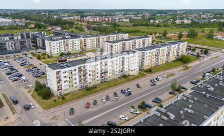 Aus der Vogelperspektive auf ein Wohngebiet mit mehreren Wohngebäuden und geparkten Autos. Stockfoto