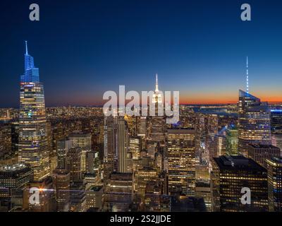 Bunte Skyline von Manhattan, beleuchtet bei Sonnenuntergang Manhattan, New York City New York, USA Stockfoto