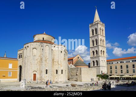 Zadar, Kroatien - 23. September 2024: Kreisförmige Kirche St. Donatus und Glockenturm der Kathedrale St. Anastasia in Zadar, Kroatien Stockfoto