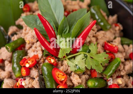 Gebratenes Schweinebrauchbasilikum auf Bananenblättern in einer Pfanne. Thailändisches Essen. Stockfoto