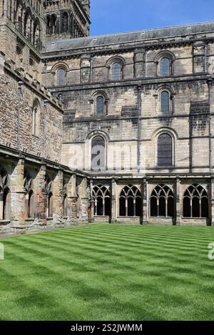 Blick auf den Kreuzgang und den Innenhof der Kathedrale von Durham. England, Großbritannien. Stockfoto