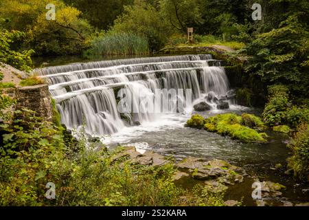 Weir am Fluss Wye, Monsal Dale, Derbyshire Stockfoto