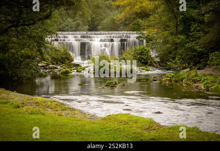 Weir am Fluss Wye, Monsal Dale, Derbyshire Stockfoto