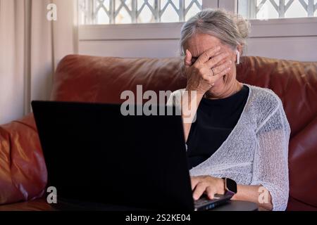 Frau im Ruhestand, die technische Probleme hat. Stockfoto