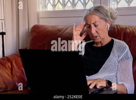 Frau im Ruhestand, die technische Probleme hat. Stockfoto