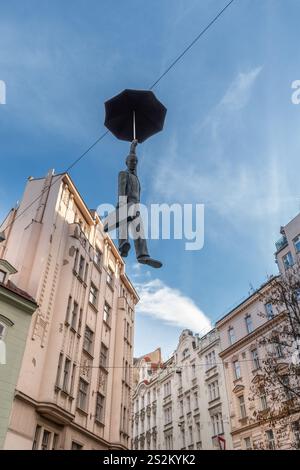 Prag, Tschechische Republik - 20. Dezember 2024: Hängender Regenschirm, Skulptur von Michal Trpak in der Luft zwischen Gebäuden von Odboru in der Prager Neustadt Stockfoto