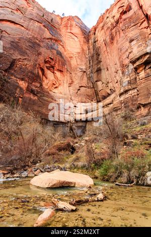 Ein felsiger Canyon mit einem Fluss, der durch ihn fließt. Der Canyon ist voller Bäume und Felsen und das Wasser ist klar und ruhig. Die Szene ist friedlich und ruhig Stockfoto