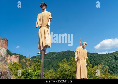 Poenari, Rumänien - 8. August 2021: Aufgespießte Schaufensterpuppen auf der Burg Poenari Stockfoto