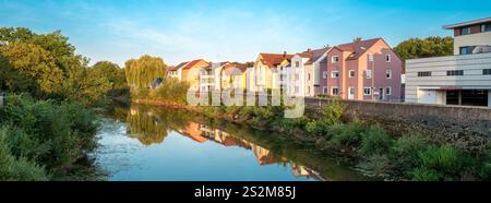 Golden Hour Panorama der Häuser am Flussufer in Donauworth mit Reflexionen in Wornitz Stockfoto