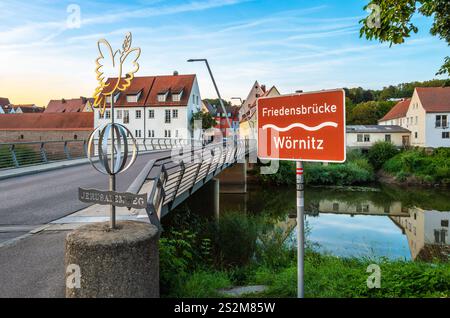 Donauworth, Deutschland - 6. August 2024: Malerischer Blick auf die Friedensbrücke über die Wornitz. Dekorative Skulptur Stockfoto