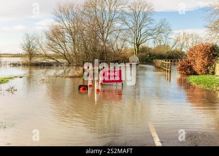 Schwere Überschwemmungen auf der Straße B1223 zwischen den Dörfern Ryther und Cawood in North Yorkshire mit Straßenschild „Road Closed“ und einem Fahrzeug, das die Warnung ignorierte Stockfoto