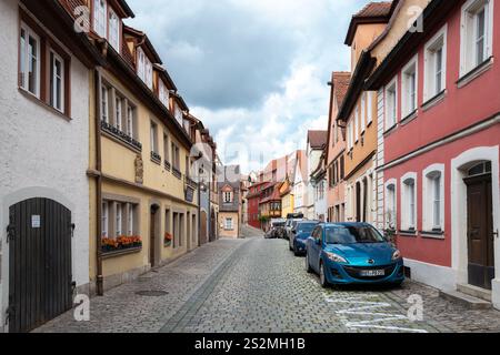 Rothenburg ob der Tauber, Deutschland - 8. August 2024: Stadtstraße von Rothenburg ob der Tauber, eine gut erhaltene mittelalterliche Stadt mit malerischen Straßen, Stockfoto