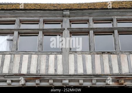 169 Mont-Saint-Michel: Mit Flechten bedecktes Schieferdach über der verglasten oberen Galerie eines weiß-grauen Fachwerkfassaden mittelalterlichen Gebäudes. Normandie-Frankreich Stockfoto