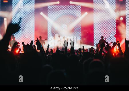 Leute in einer Menge von Musikkonzerten, die Spaß haben, während sie ihren Lieblingskünstler hören. Jugend- und Festkonzept. Musikfestival-Konzept. Stockfoto